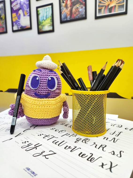Sobre a Questo Somos uma escola manauara de cursos criativos, ativa na cidade desde o ano de 2016. Muito mais que um local de prática artística, buscamos ser um espaço de incentivo à livre troca de ideias e exploração da criatividade. Prezamos pelo respeito à individualidade, liberdade e ritmo do aluno, através da aplicação de metodologias de ensino flexível e sem fortes cobranças.